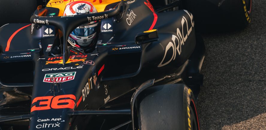 F1-coureur Liam Lawson in de Red Bull RB18 van Max Verstappen